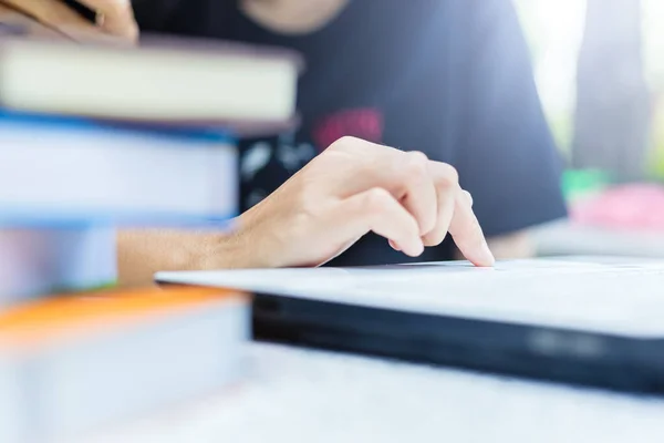 Estudiante Uso Mano Tocó Ordenador Portátil — Foto de Stock