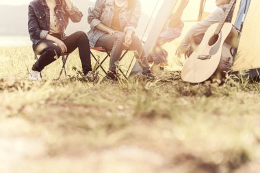 Bir grup arkadaş konuşuyor, kampta birlikte eğleniyorlar. Kamp, meslek, uzun hafta sonu konsepti..