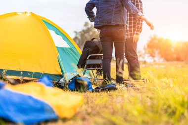 İnsanlar göl kenarında çadır kuruyor. Rahatlatıcı, seyahat, uzun bir hafta, tatil konsepti.