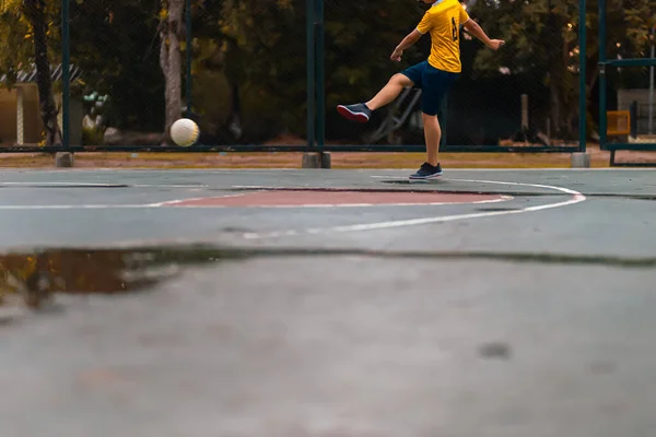 子供たちは公園でフットサルを練習します — ストック写真