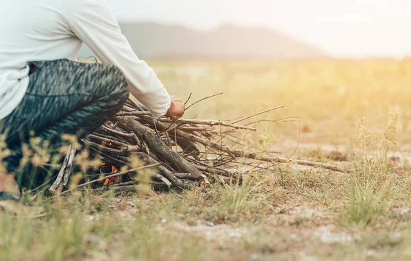 Uomo Mette Ramo Secco Nel Falò Attività Ricreative All Aperto — Foto Stock