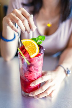 Dut püresi. Meyveli, limonlu ve naneli..