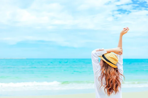 Mutlu Kadın Kollarını Kaldırıp Yaz Tatilinde Kumsalda Yürüyor Şapka Elbiseyle — Stok fotoğraf