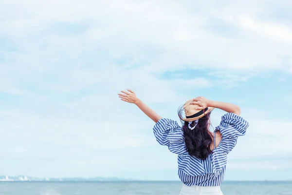 Mutlu Kız Şapkasını Tutuyor Kollarını Havaya Kaldırıyor Nsanlar Yazın Rahatça — Stok fotoğraf