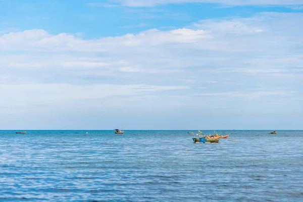 青い海と青い空に浮かぶ漁船は — ストック写真