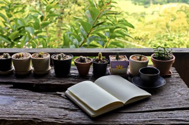 Kahve fincanı sabah kitabın yanında masanın üstünde..