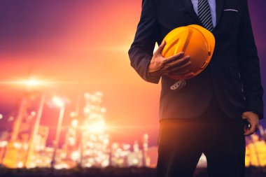 İnşaat mühendisi. Sarı Güvenlik Başlığı İnşaat Alanında Güvenlik Ekipmanı. İnşaat mühendisi. Mühendislik Konsepti