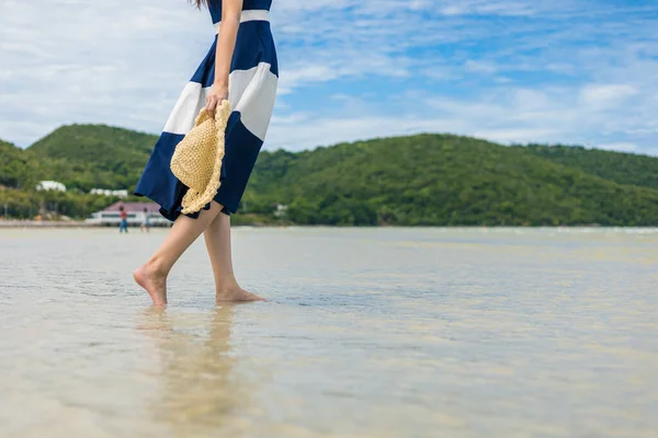 Donna Felice Che Cammina Sulla Spiaggia Vacanza Estiva Indossando Cappello — Foto Stock