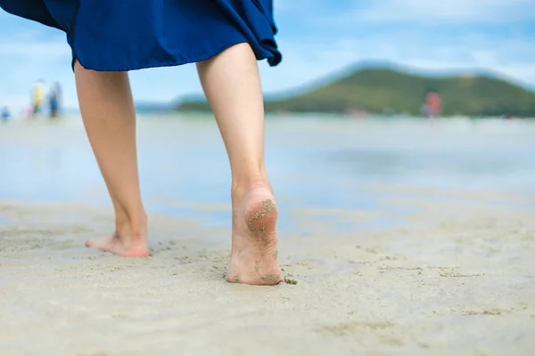 Happy Woman Spaceruje Plaży Letnie Wakacje — Zdjęcie stockowe
