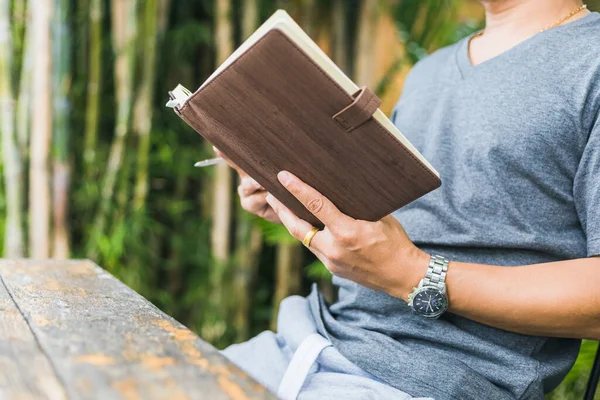 Hombre Sostiene Libro Lee Los Parques Cerca Del Río —  Fotos de Stock