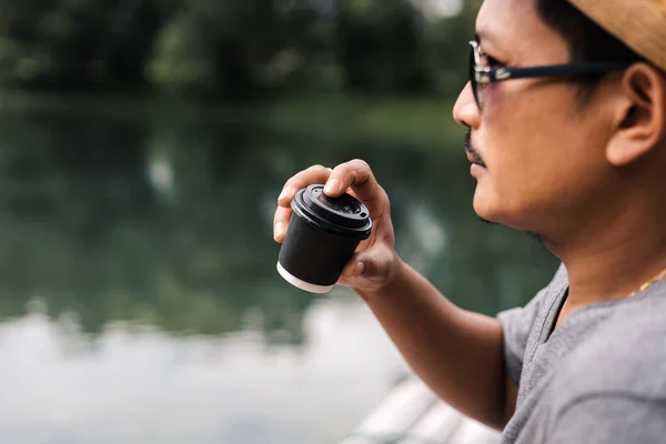 Hombre Toma Una Taza Café Caliente Por Mañana Cerca Del — Foto de Stock