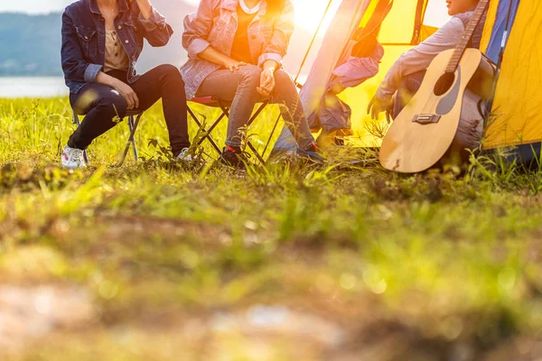 Grupo Amigos Conversando Disfrutando Juntos Camping Camping Vocación Concepto Fin — Foto de Stock