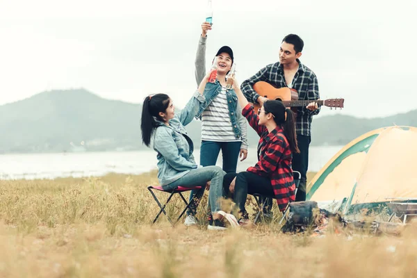 Grupo Amigos Divirtiéndose Juntos Bebiendo Campamento Cerca Del Lago Espalda — Foto de Stock