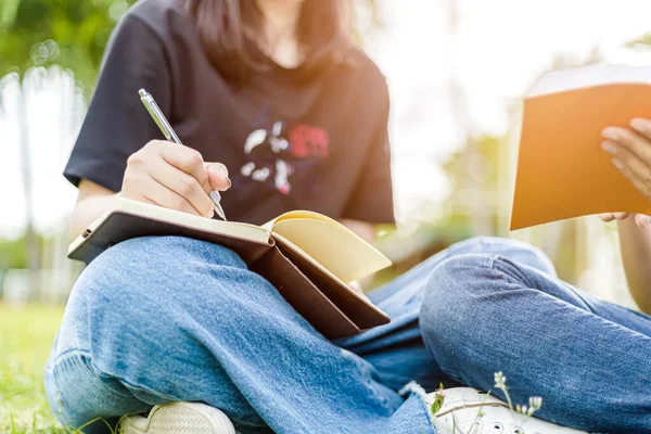 Üniversite Öğrencileri Çimlerin Üzerine Oturup Kitap Yazıyorlar — Stok fotoğraf