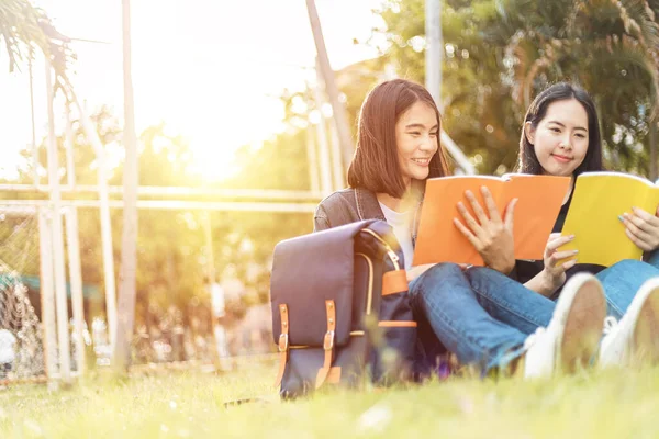 Студенти Університету Сидять Читають Книгу Траві — стокове фото