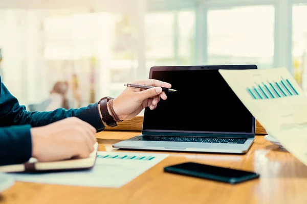 Penna Mano Indicando Computer Portatile Tra Incontro Uomo Affari Lavorare — Foto Stock