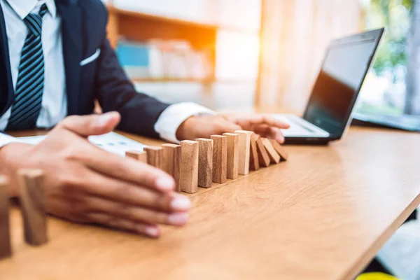 Imprenditore Proteggere Blocco Legno Cadere Alla Pianificazione Strategia Rischio Imprese — Foto Stock