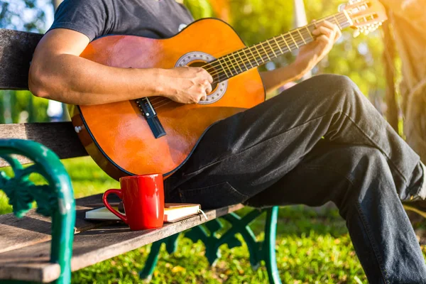 Taza Café Banco Madera Cerca Gente Toca Guitarra Parque — Foto de Stock