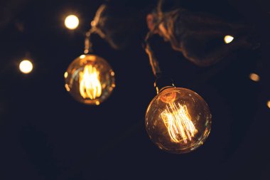 Odada asılı lamba.