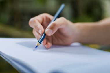 Parklarda kağıt çizmek için el boyası kullan.