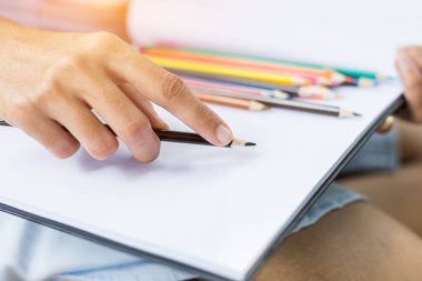 Parklarda kağıt çizmek için el boyası kullan.