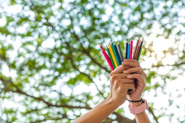 Kadınlar parklarda pastel boya tutarlar..