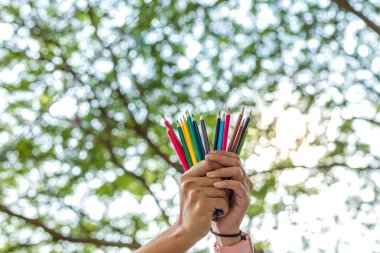 Kadınlar parklarda pastel boya tutarlar..