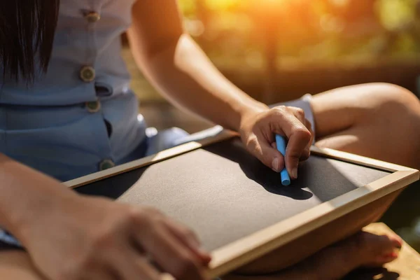 Mani Usano Gesso Disegnare Scrivere Balckboard Nei Parchi Istruzione Concetto — Foto Stock