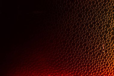 Kırmızı metalik yüzeyde bir damla su. Makro fotoğraf, kırmızı zemin üzerindeki suyu kapat