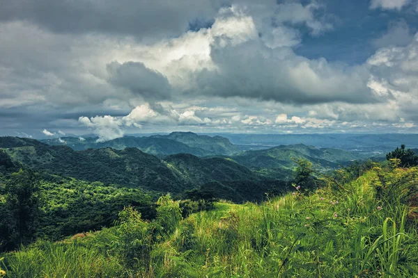Green Hill Mountain Beautiful Clouds — Stock Photo, Image