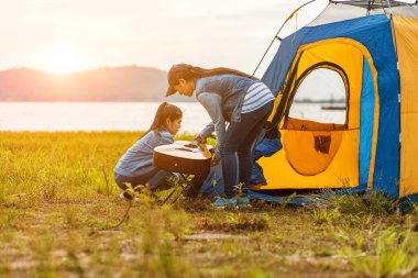 Bir grup arkadaş göl ve dağ kenarında seyahat edip kamp yapıyorlar..