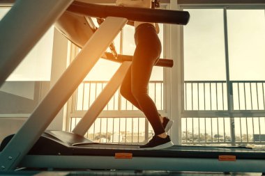 Koşu bandında koşan jimnastik yapan kadınlar, egzersiz yapan kadınlar. Spor, spor, egzersiz ve yaşam tarzı konsepti.