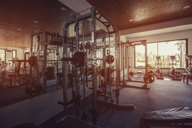 Ekipmanlı yeni bir modern spor salonu..