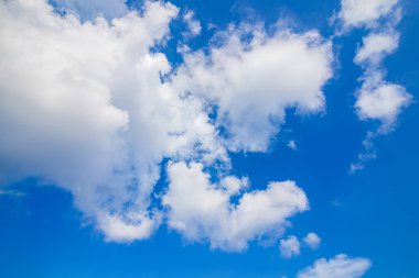 Mavi gökyüzü ve güzel bulut. Arkaplan kavramı.