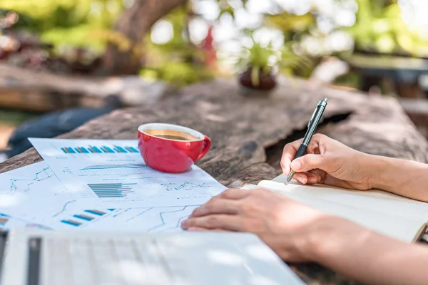 Mujeres Escribiendo Libro Sobre Mesa — Foto de Stock