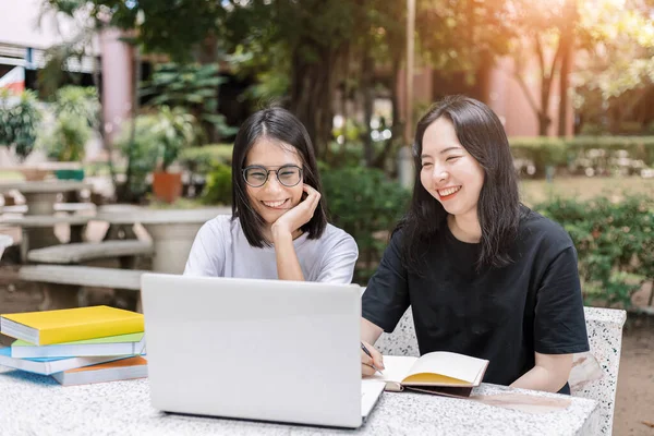 Estudantes Universitários Usam Laptop Para Leitura Aprendizagem Conceito — Fotografia de Stock