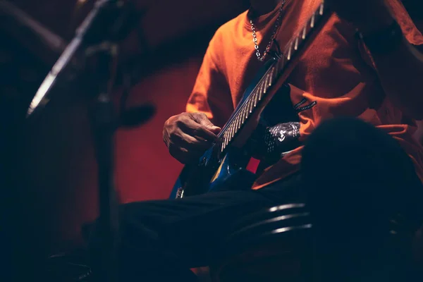 Homem Mão Tocando Guitarra Acústica Cantando Palco Noite — Fotografia de Stock