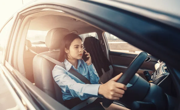 Mujeres Negocios Hablando Con Cliente Por Teléfono Conducir Coche Carretera — Foto de Stock