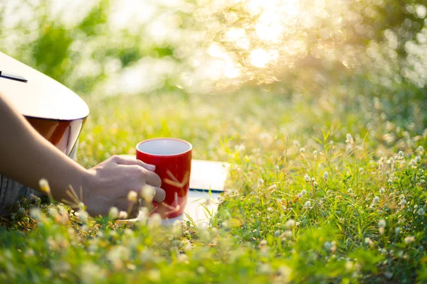 Les Femmes Tiennent Une Tasse Café Café Sur Livre Dans — Photo