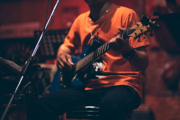Homem Mão Tocando Guitarra Acústica Cantando Palco Noite — Fotografia de Stock