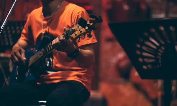 Homem Mão Tocando Guitarra Acústica Cantando Palco Noite — Fotografia de Stock