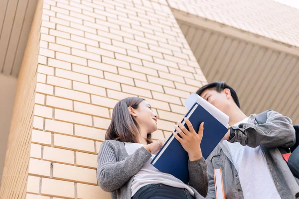 Middelbare Scholieren Houden Boek Laptop Bij Elkaar Praten Lachen Les — Stockfoto