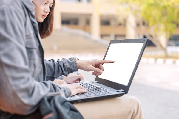 Teenager Sedí Společně Schodech Ruce Ukazuje Obrazovku Notebook Dělá Domácí — Stock fotografie