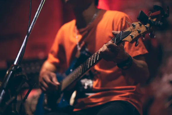 Homem Mão Tocando Guitarra Acústica Cantando Palco Noite — Fotografia de Stock