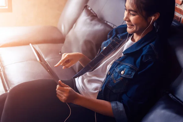 Joven Mujer Feliz Sentado Sofá Uso Una Tableta Concepto Relajante — Foto de Stock