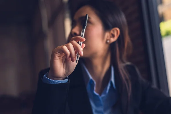 Ritratto Donna Affari Pensante Con Penna — Foto Stock