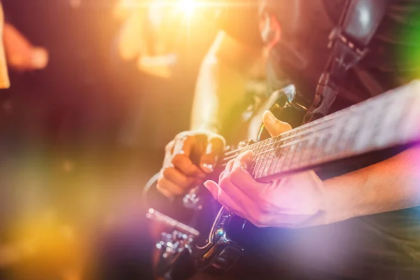 Gitarzysta Grać Muzykę Scenie — Zdjęcie stockowe
