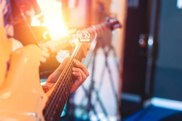 ギタリストがステージ上で音楽を演奏 — ストック写真