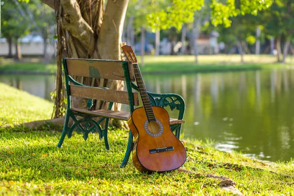 Guitarra Acústica Pie Junto Valla Madera Los Parques Luz Del — Foto de Stock