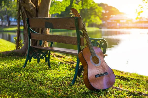 Guitare Acoustique Debout Côté Clôture Bois Dans Les Parcs Lumière — Photo